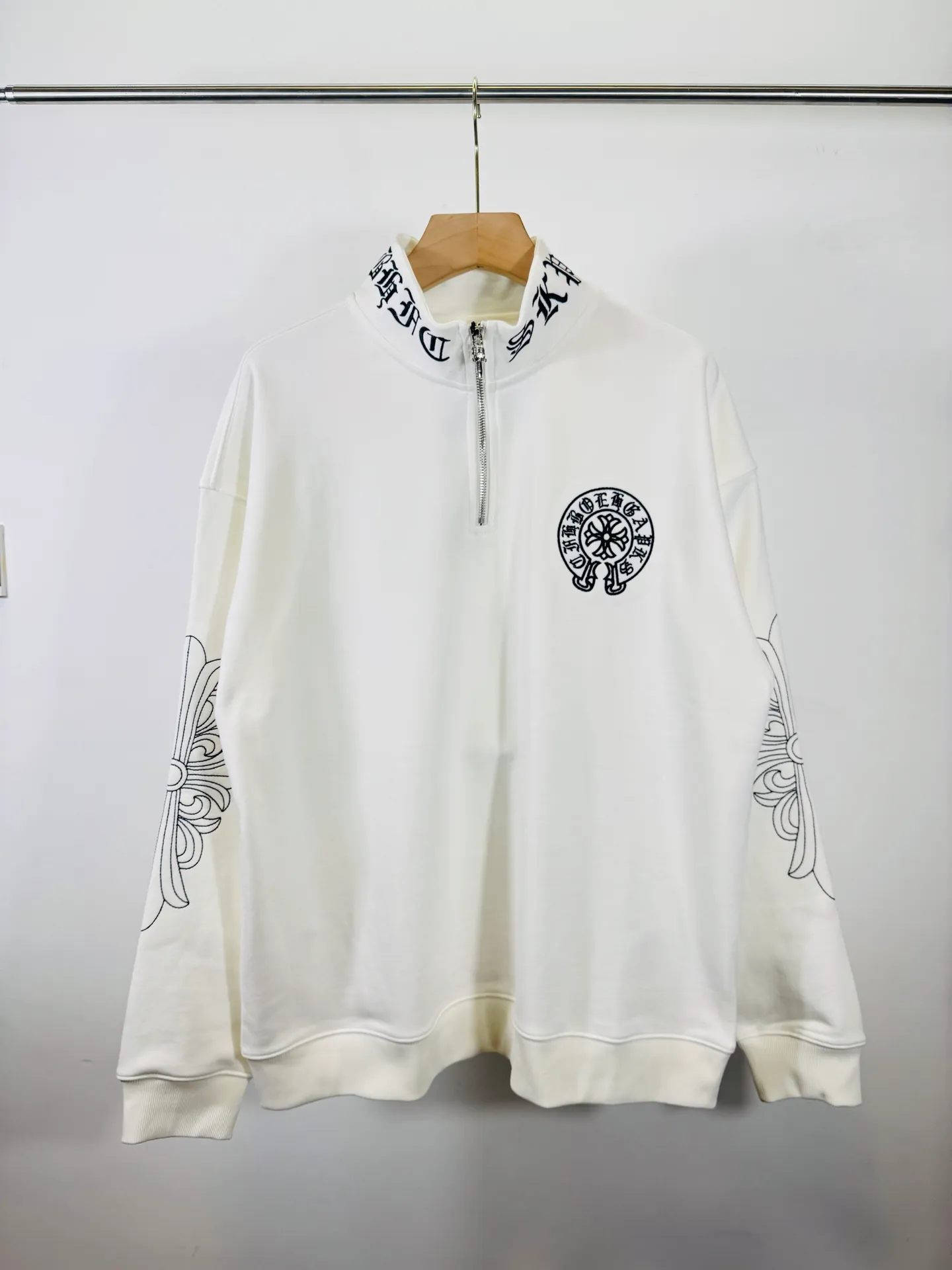 P290 top version, real shot without P, ​​different from market currency) 𝗖𝗵𝗿𝗼𝗺𝗲 𝗛𝗲𝗮𝗿𝘁𝘀/Cro Heart 2025 washed patch embroidery autumn and winter new original single counter American laser burnt 3D embroidery couple stand collar zipper casual sweatshirt 👑The highest version! Customized fabric 430g tripe terry fabric! American acid-washed and distressed original fabric laser burnt ✟appliqué embroidery and exquisite embroidery of letters! The best-selling model in the counter, very comfortable to wear. Accessories: original molded and authenticated collar label➕100% silk wash label. Genuine purchase-grade original hangtag➕matching hanging rope➕3D hanging beads➕original packaging bag. Craftsmanship: The original version has consistent wiring! The highest version of the armhole matching technique! Color: White Black Size: S M L XL Style Number: 25-379